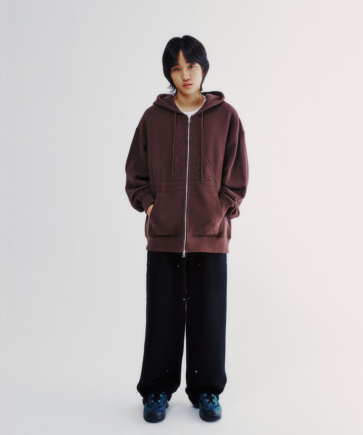이스트쿤스트(ISTKUNST) SIDE DAMAGED STUD SWEATPANTS_BLACK(IK2EFMPA01A)