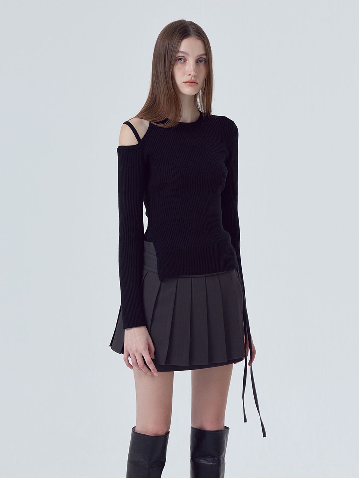 에트몽(ETMON) Cut-Out Strap Knit Top, Black