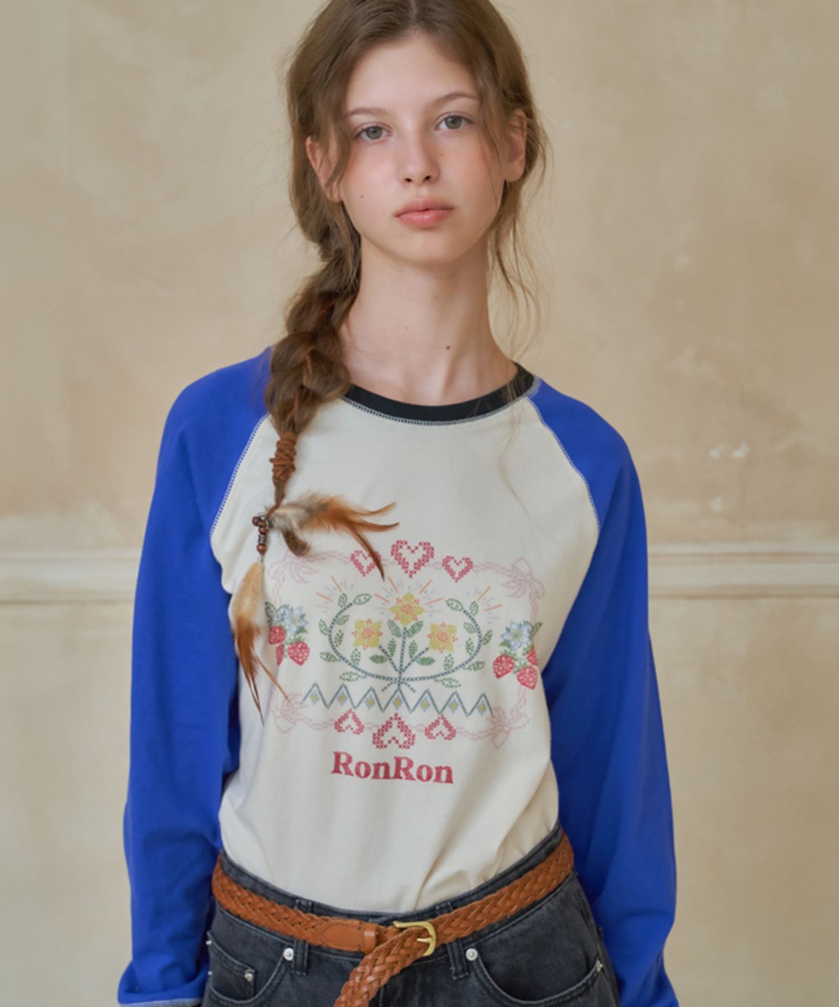 론론(RONRON) CROSS STITCH RASPBERRY RAGLAN LONG SLEEVE CREAM BLUE