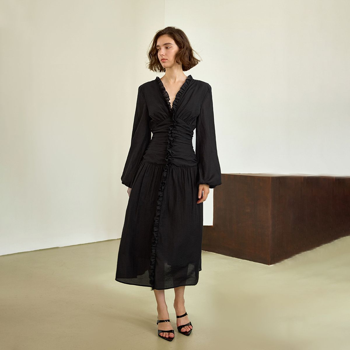와이와이아이엠(YYIAM) YY_V-neck cinched waist black dress