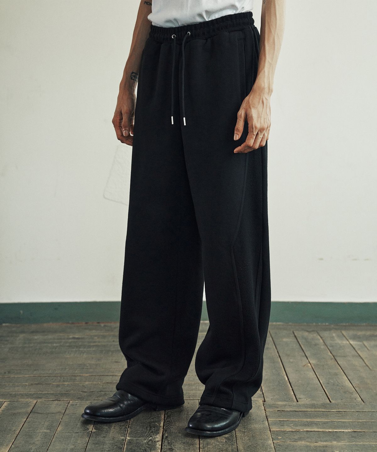 더바이닐하우스(THEVINYLHOUSE) CUT-OFF SWEATPANTS BLACK