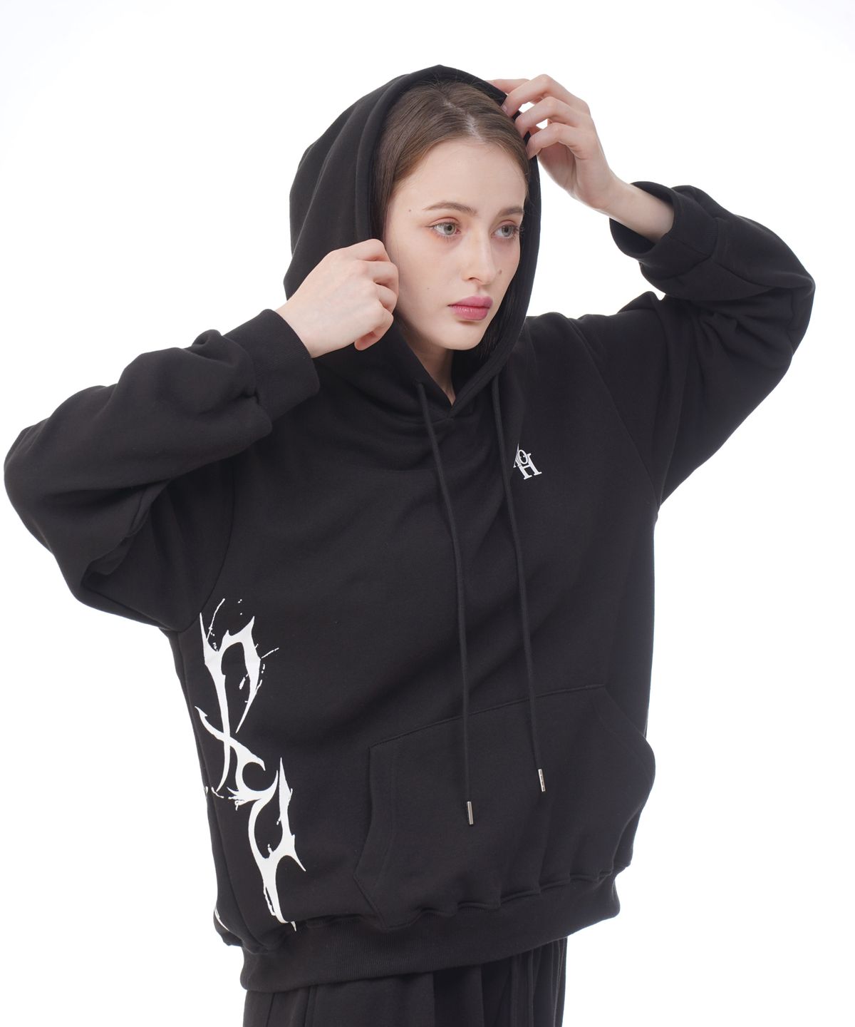 디쏘에이치(D.XO.H) 유니섹스 썬더로고 후드티 블랙