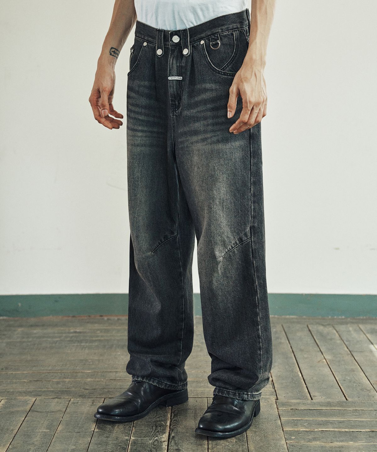 더바이닐하우스(THEVINYLHOUSE) CURVED DENIM PANTS BLACK