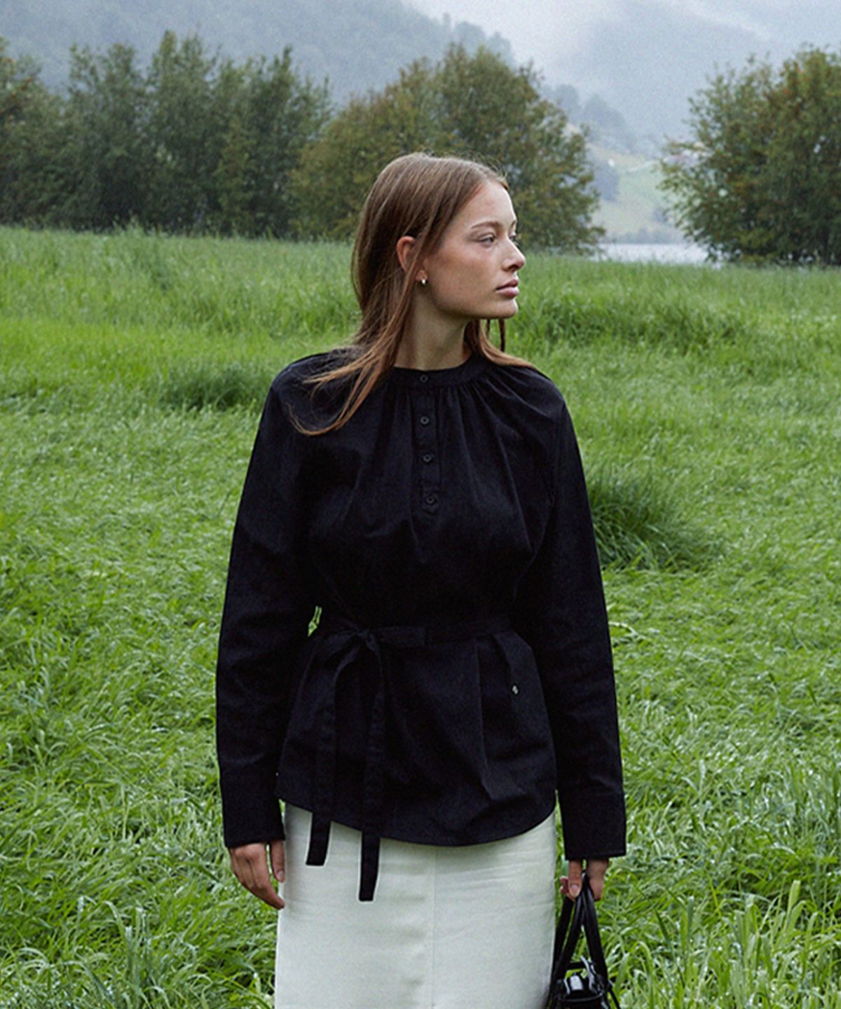 폴뉴아(FOLNUA) LIER HENRY NECK BLOUSE (BLACK)
