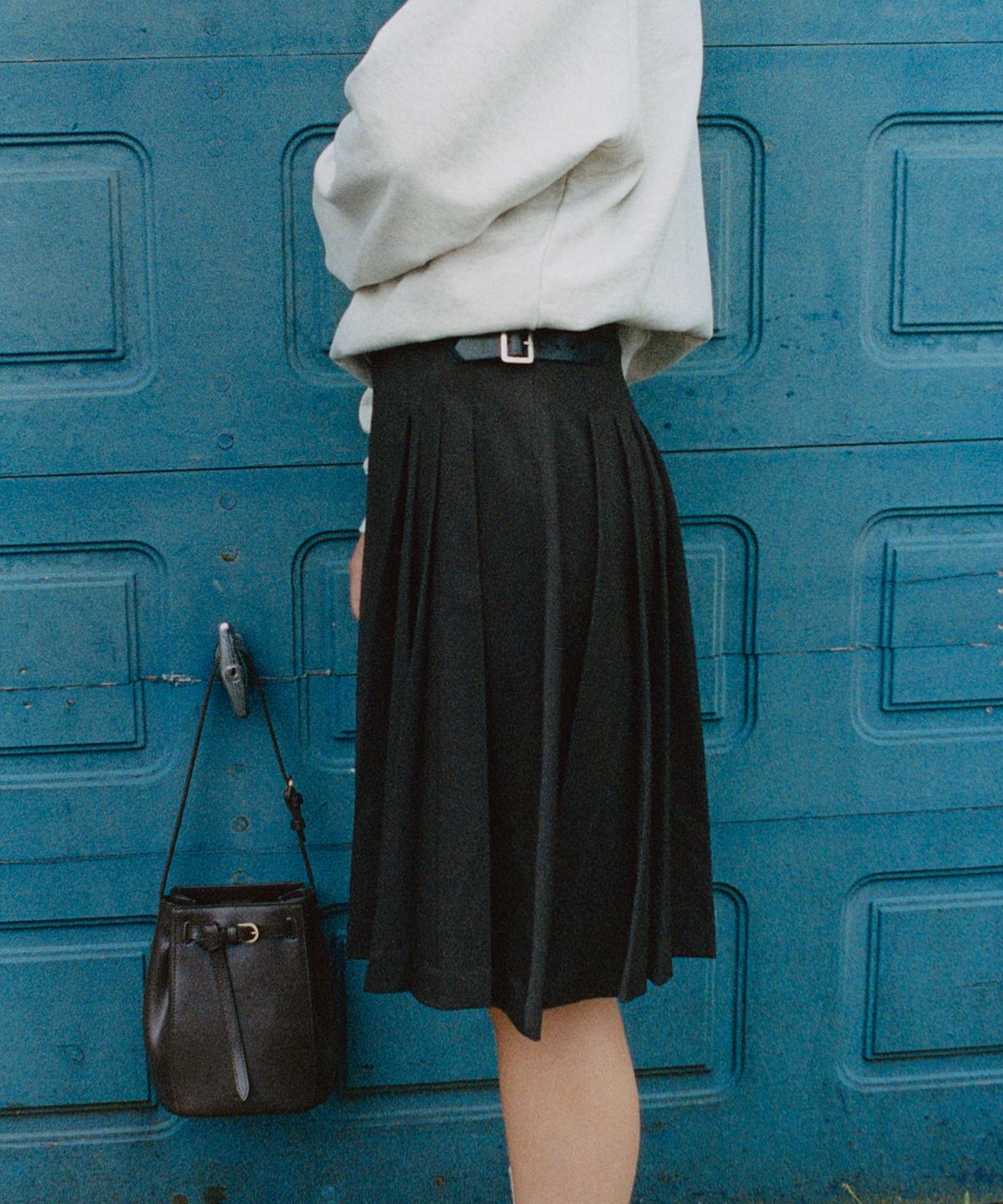 폴뉴아(FOLNUA) AGRAFE PLEATS SKIRT (BROWN)