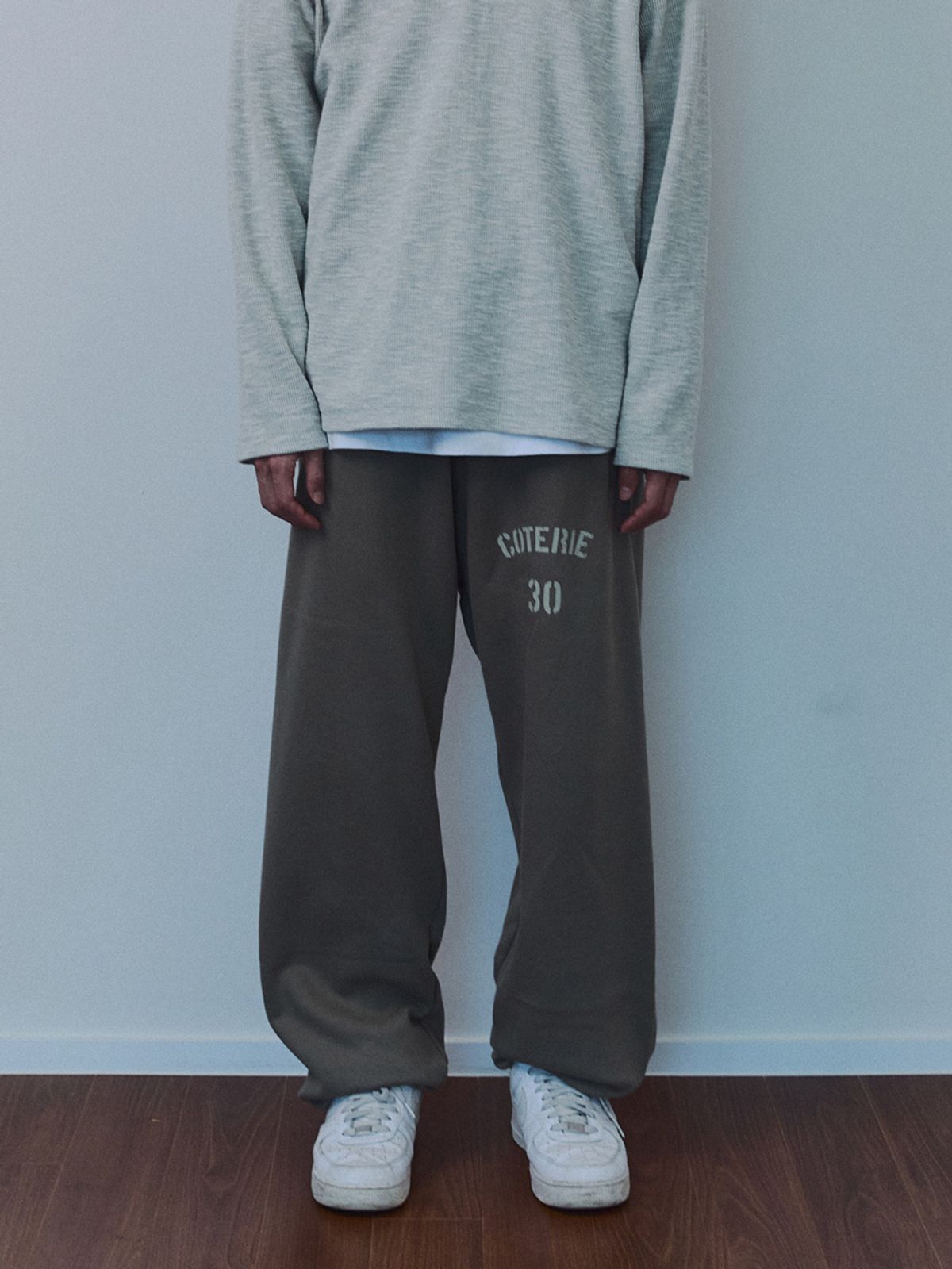 기준 맨(KIJUN MEN) COTERIE Jogger Pants Khaki Beige