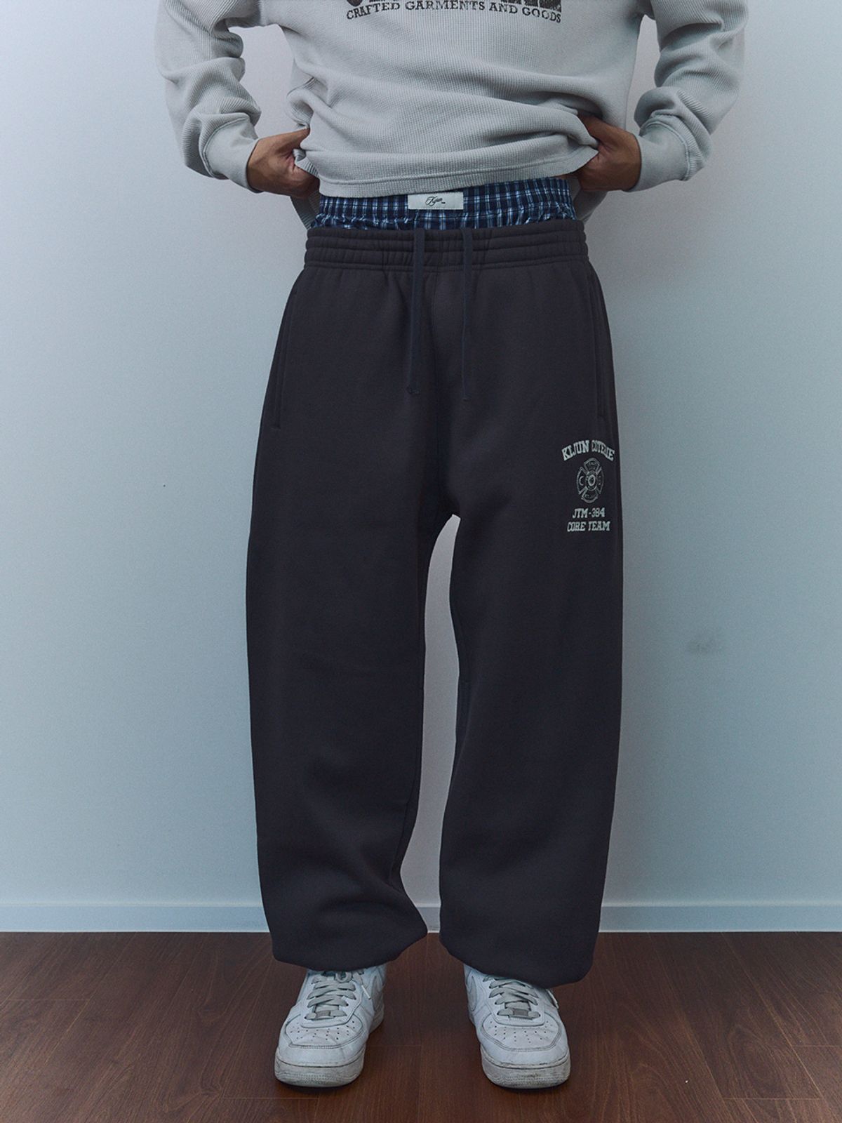 기준 맨(KIJUN MEN) Crest Jogger Pants Charcoal