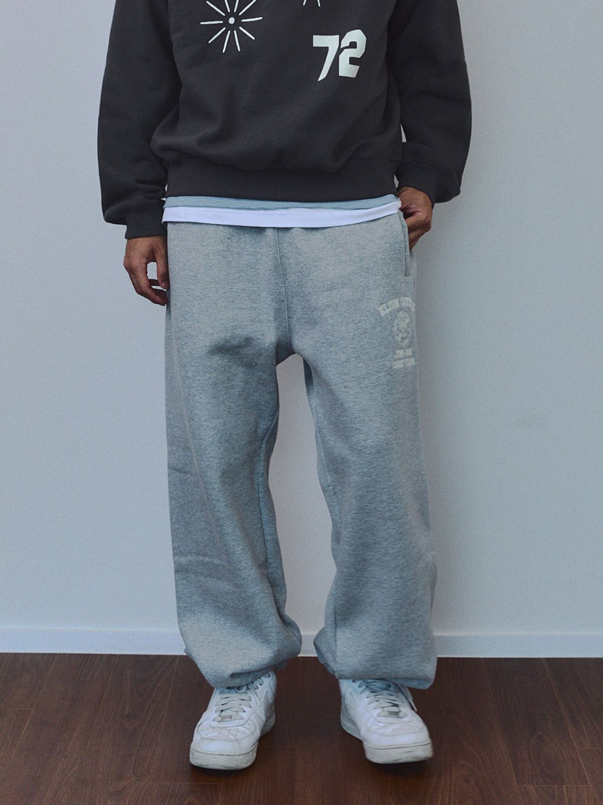 기준 맨(KIJUN MEN) Crest Jogger Pants Melange Grey