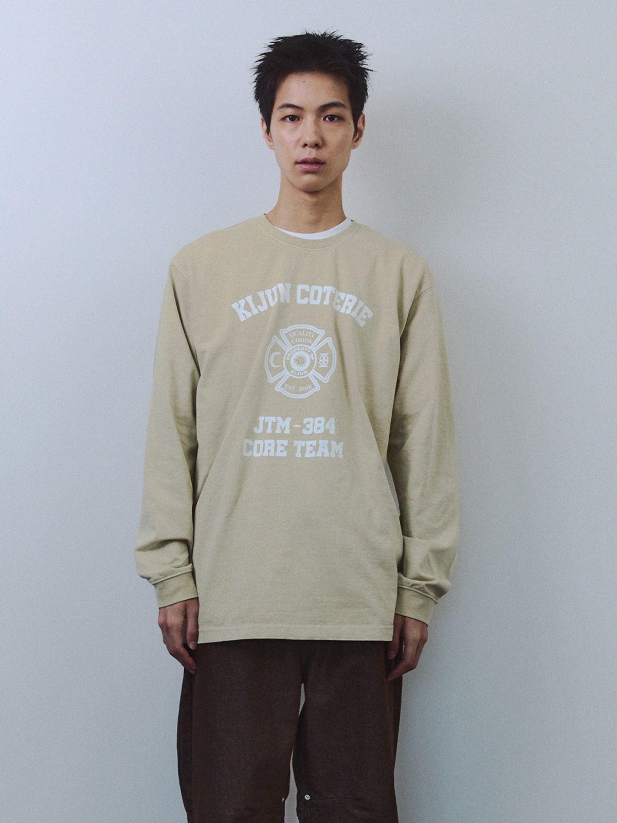 기준 맨(KIJUN MEN) Crest Long Sleeve T-Shirt Beige