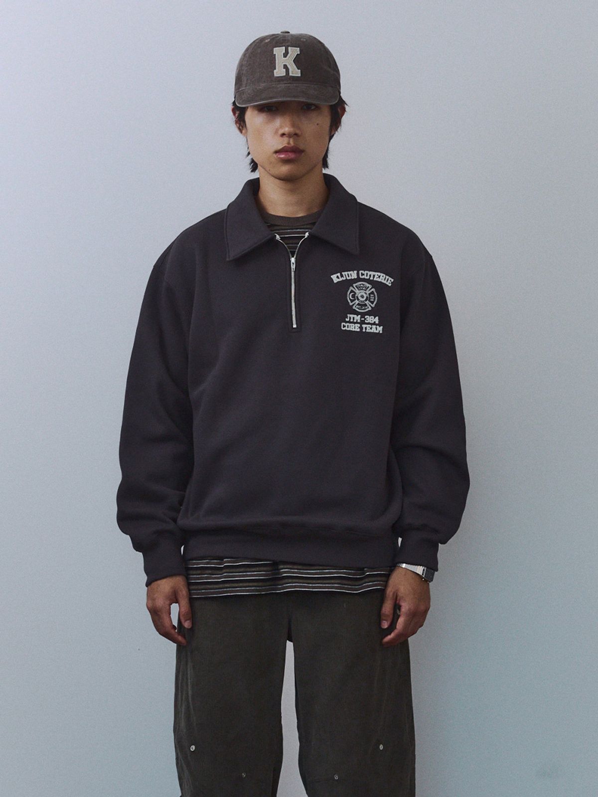 기준 맨(KIJUN MEN) Crest Half Zip-Up Pullover Charcoal