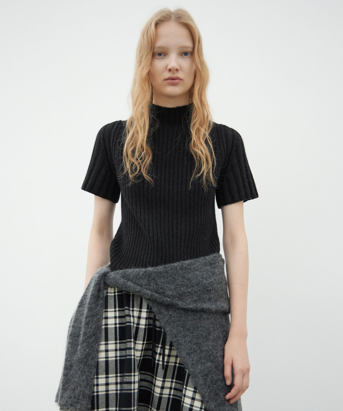 르바(LEVAR) Fine Wool Half-neck Knit - Black