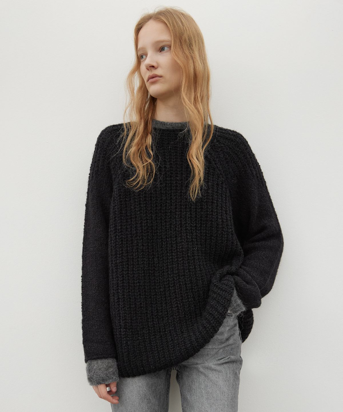 르바(LEVAR) Hairy Loose-Fit Knit - Black