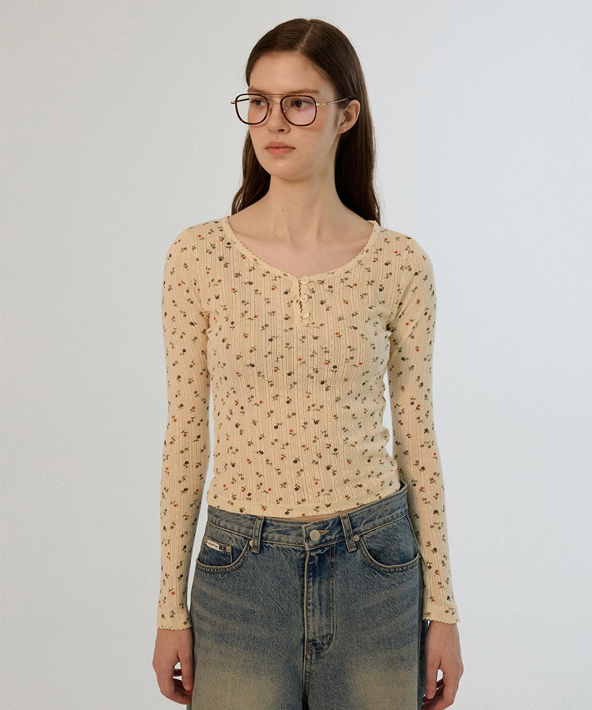 썸웨어버터(SOMEWHEREBUTTER) Flower Lace Button Long Top - Cream