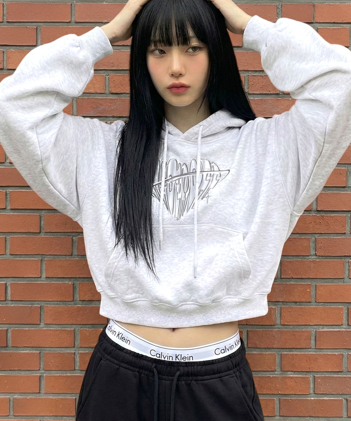 언더오프(UNDEROFF) 우먼 릴렉스드 메탈릭 크롬 하트 크롭 후디 화이트멜란지