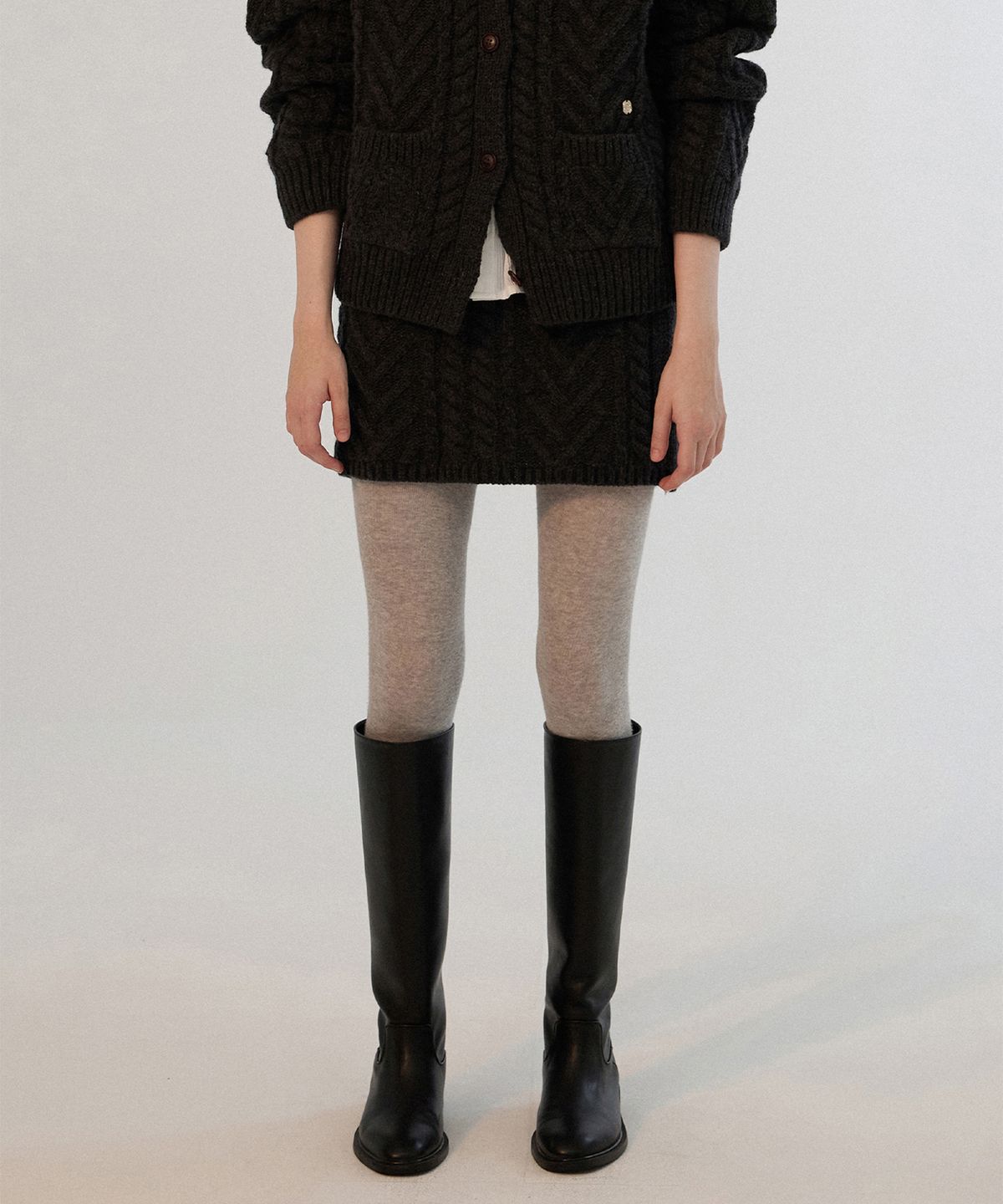 썸웨어버터(SOMEWHEREBUTTER) Colleen Cable Knit Skirt - Charcoal