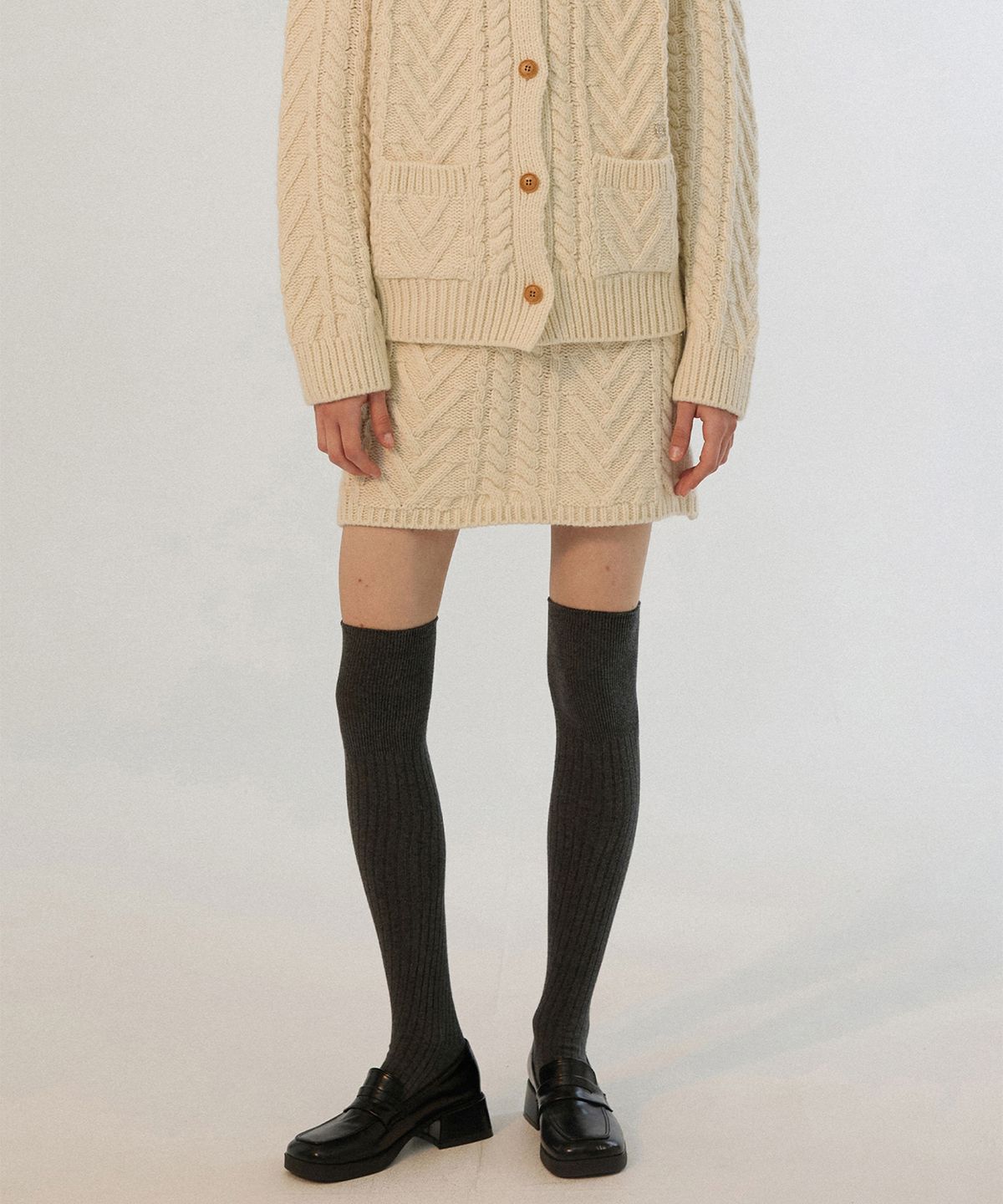 썸웨어버터(SOMEWHEREBUTTER) Colleen Cable Knit Skirt - Ivory