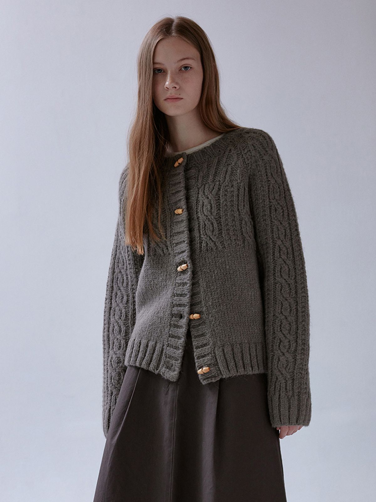 더미튼(THEMITTEN) Duffle cable cardigan (bark)