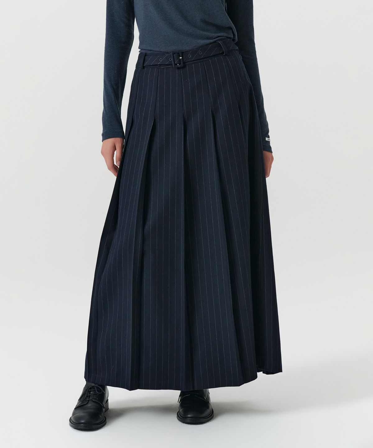 르바(LEVAR) Classic Belt Pleats Maxi Skirt - Navy Stripe