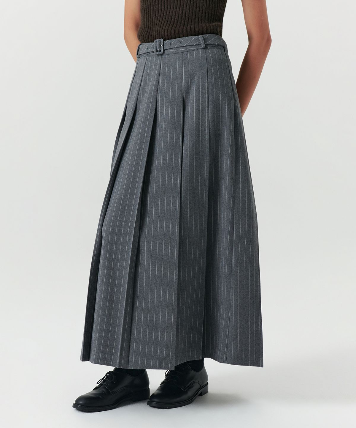 르바(LEVAR) Classic Belt Pleats Maxi Skirt - Charcoal Stripe