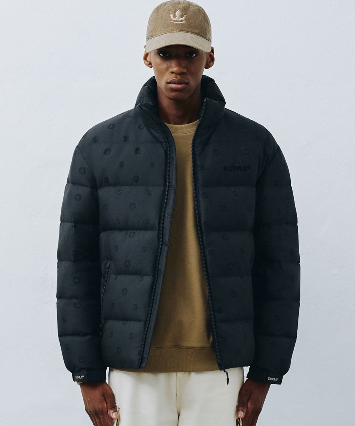 수프라(SUPRA) 모노그램 자가드 숏 다운 자켓(BLACK)
