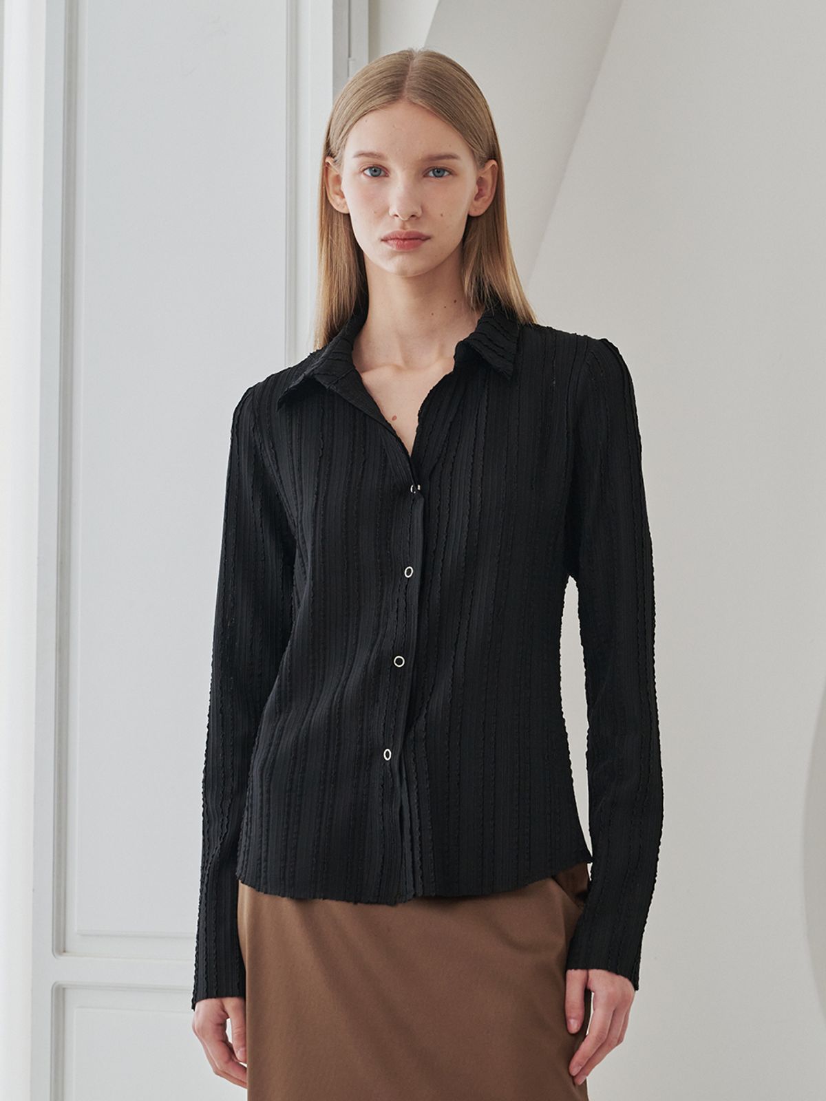 누브(NOUVE) V- Neck Slim Fit Collar Blouse - Black