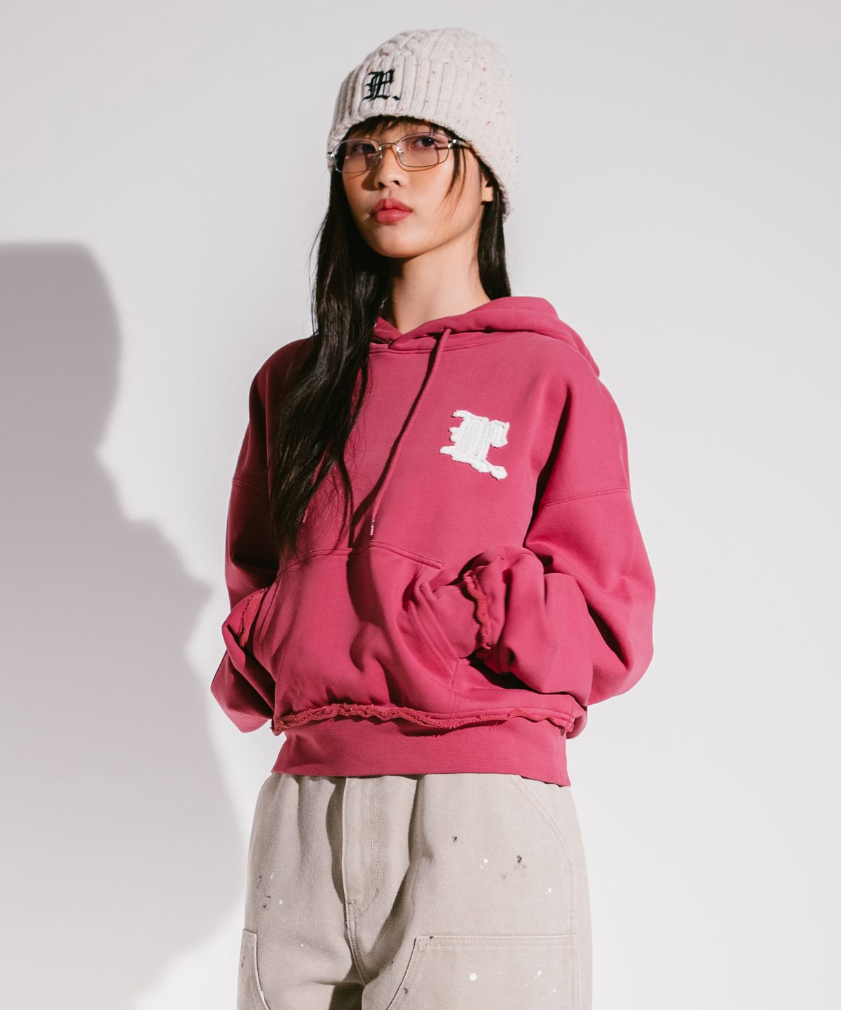 엘엠씨(LMC) WM GOTHIC APPLIQUE CROPPED HOODIE dark pink