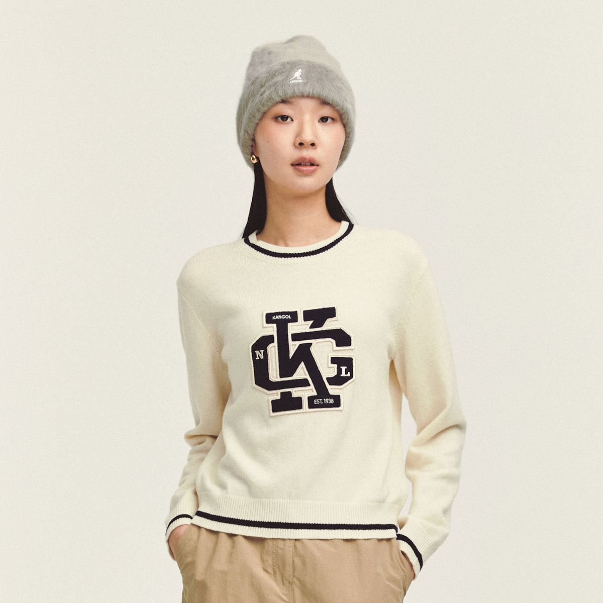 캉골(KANGOL) 우먼스 KNGL 칼리지 스웨터 1892 에크루