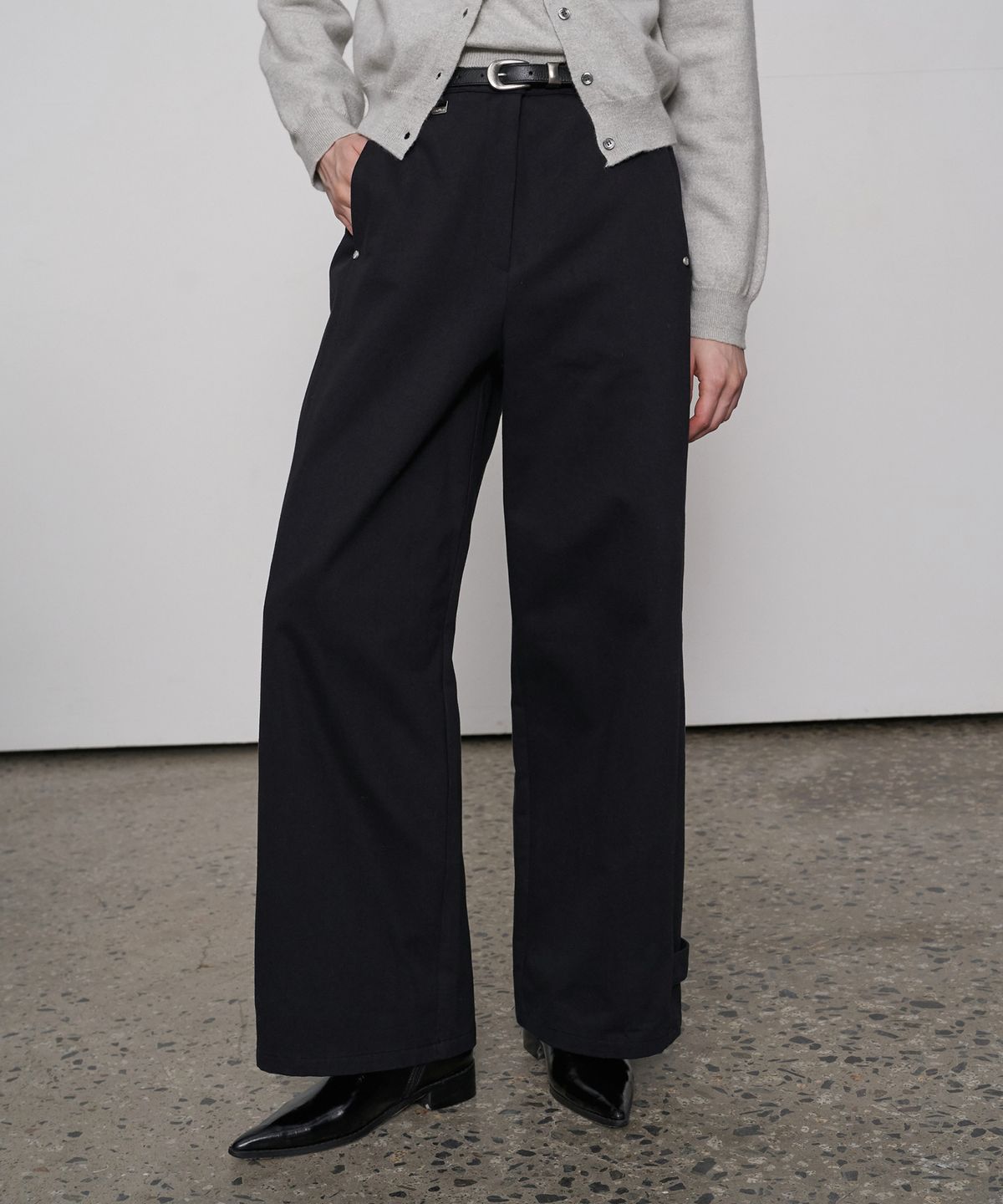 프롬웨얼(FROMWHERE) Cutting Line Cotton Pants Black