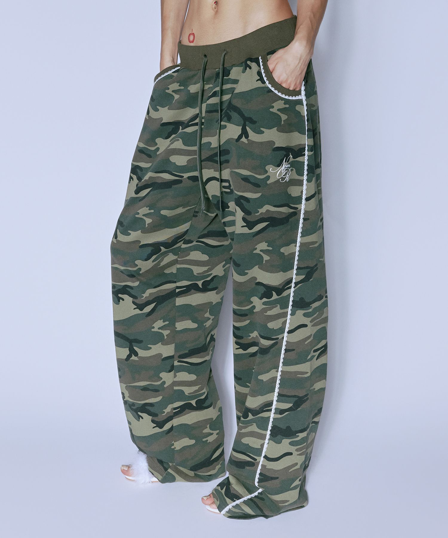 【韓国NIIER NOR ニアノア】LACE CURVE SWEAT PANTS MUSINSA公式 | NIIER NOR LACE CURVE SWEAT PANTS_CAMO