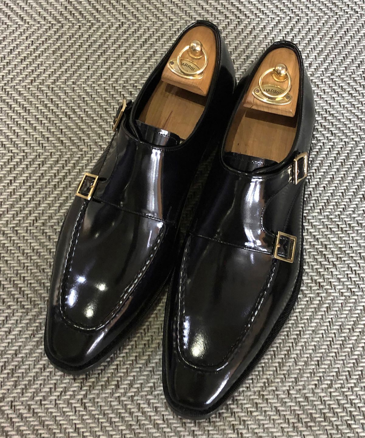 조앤슈(JOENSHOE) 해리스 골드버클 더블 몽크스트랩 블랙복스