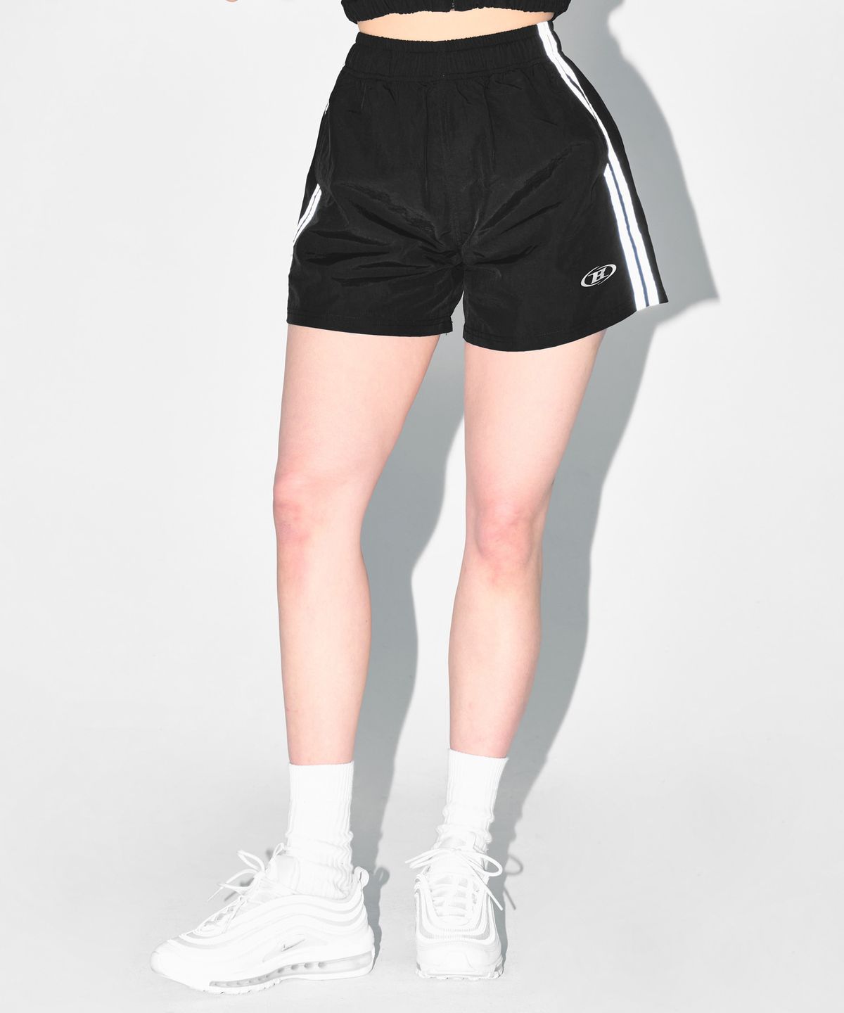 본투윈(BORN TO WIN) REFLECTIVE LINE NYLON SHORTS [BLACK]