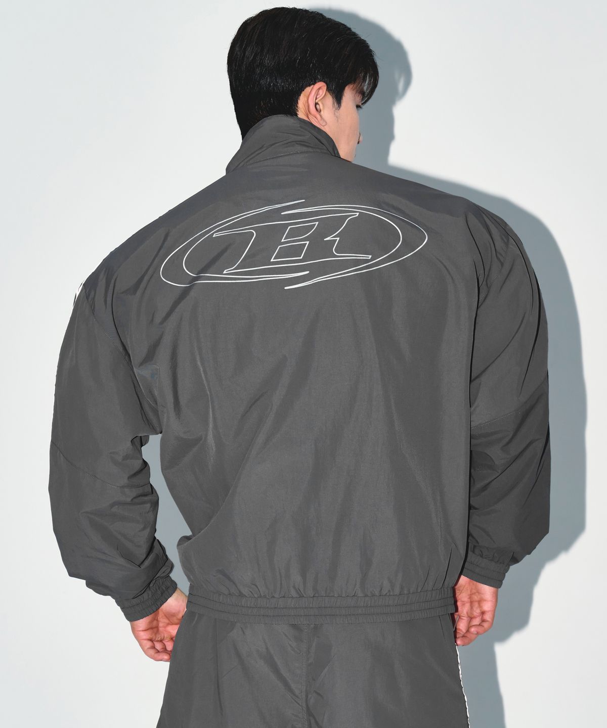본투윈(BORN TO WIN) REFLECTIVE LINE BIG SYMBOL ANORAK JACKET [CHARCOAL]