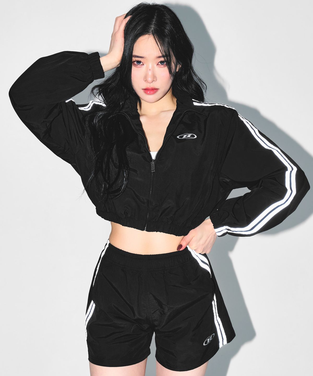 본투윈(BORN TO WIN) REFLECTIVE LINE CROP WIND BREAKER [BLACK]