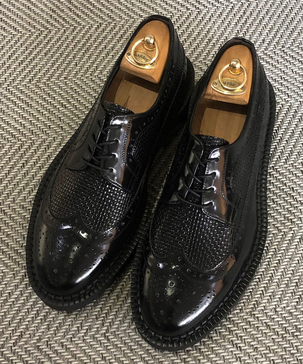 조앤슈(JOENSHOE) 휴만 그리드 윙팁 워커 블랙