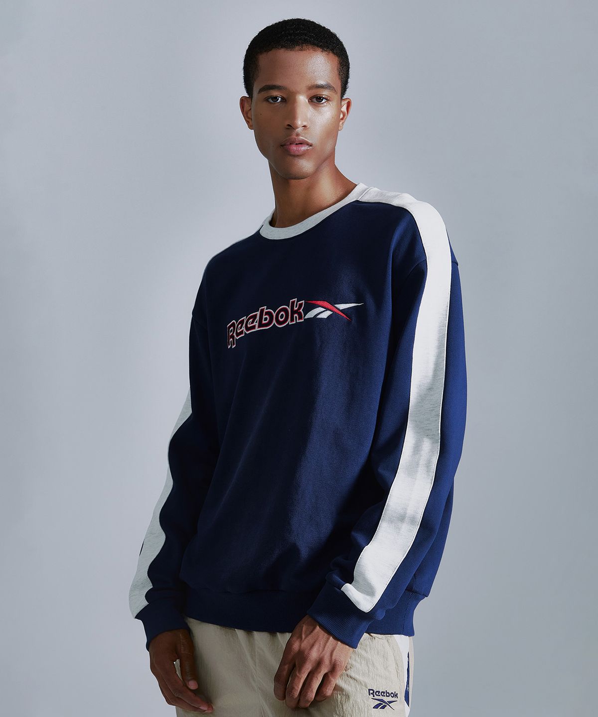 리복(REEBOK) 사이드 배색 맨투맨 - 네이비