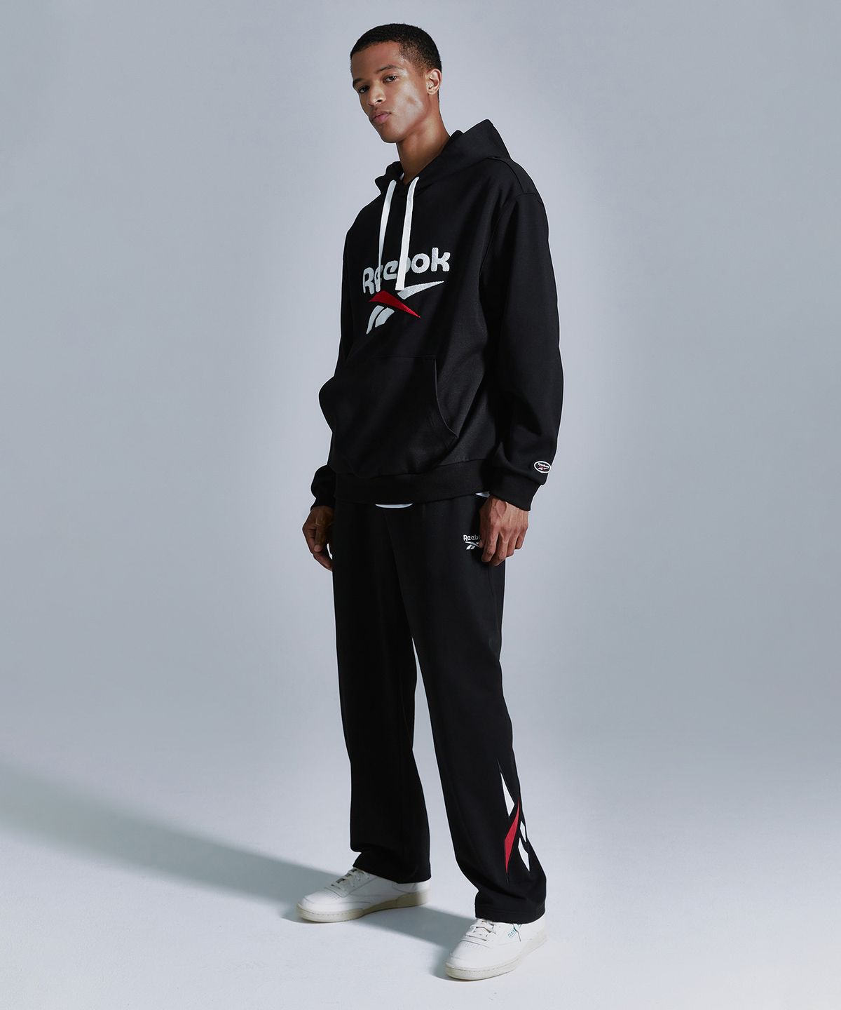 리복(REEBOK) 빅벡터 루즈핏 스웨트 팬츠 - 블랙