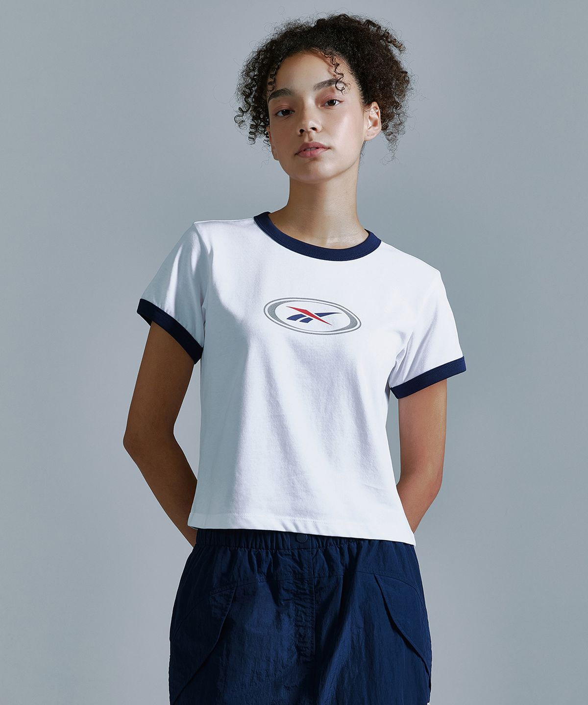 리복(REEBOK) 에센셜 세미 크롭 링거 티셔츠 (W) - 화이트