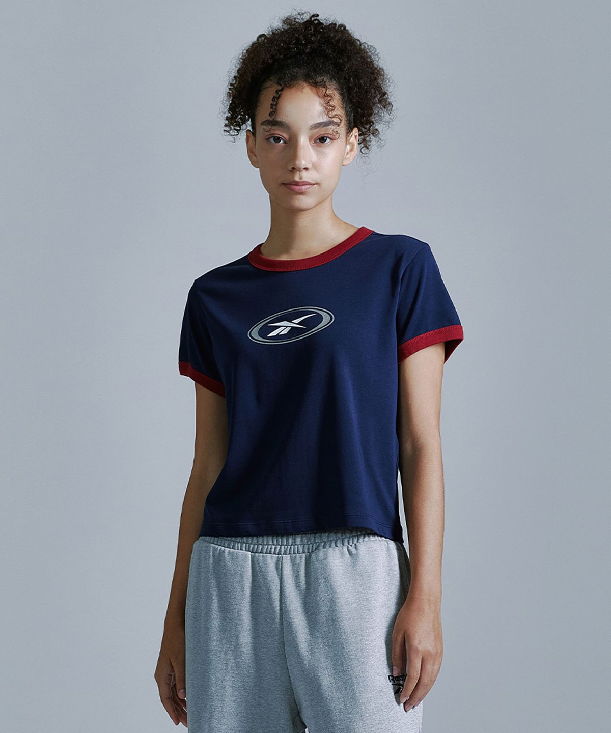 리복(REEBOK) 에센셜 세미 크롭 링거 티셔츠 (W) - 네이비