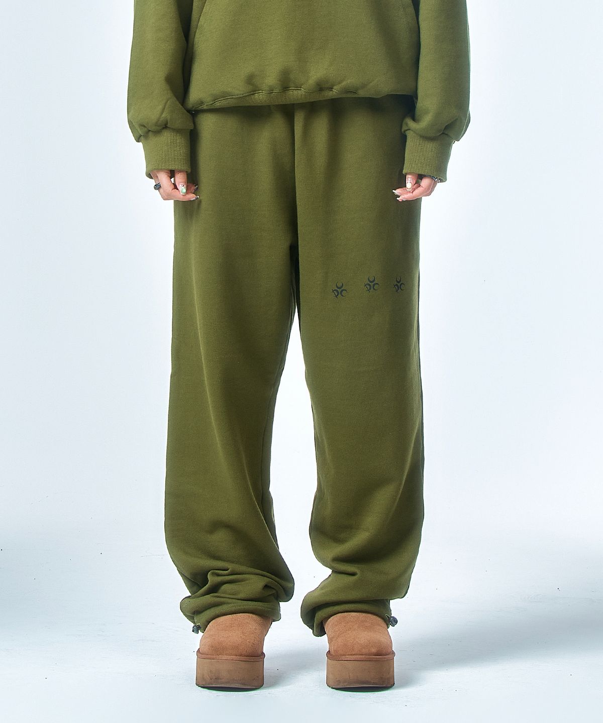 디오스피스(DAUSPICE) Logo Sweat Pants Khaki
