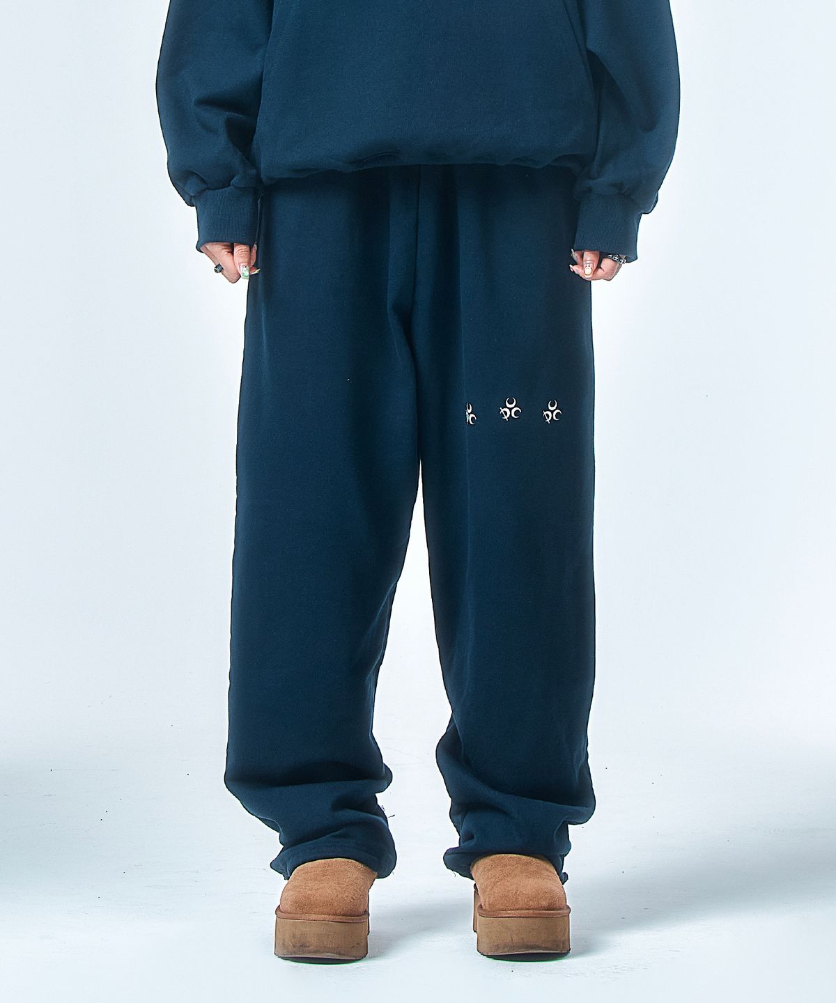 디오스피스(DAUSPICE) Logo Sweat Pants Navy