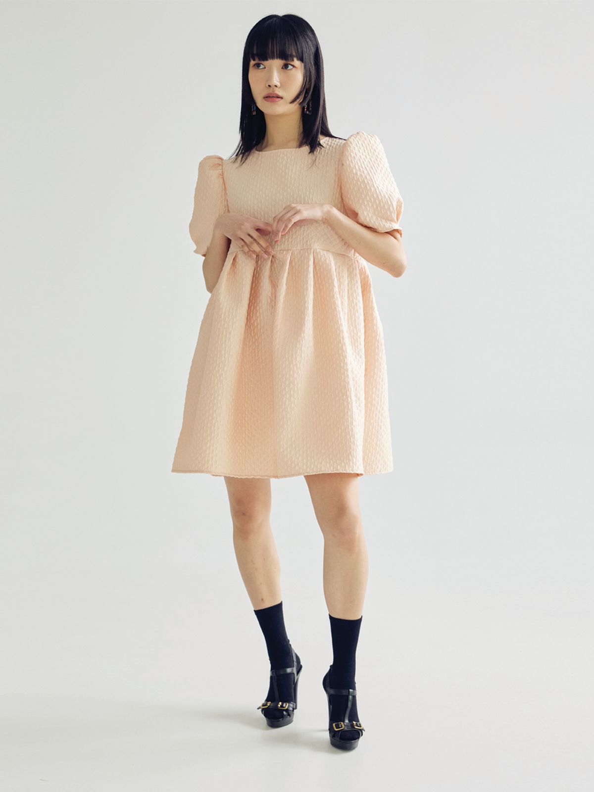 봄날 부티크(BOMNAL BOUTIQUE) 퍼프 슬리브 미니 드레스 _ 피치