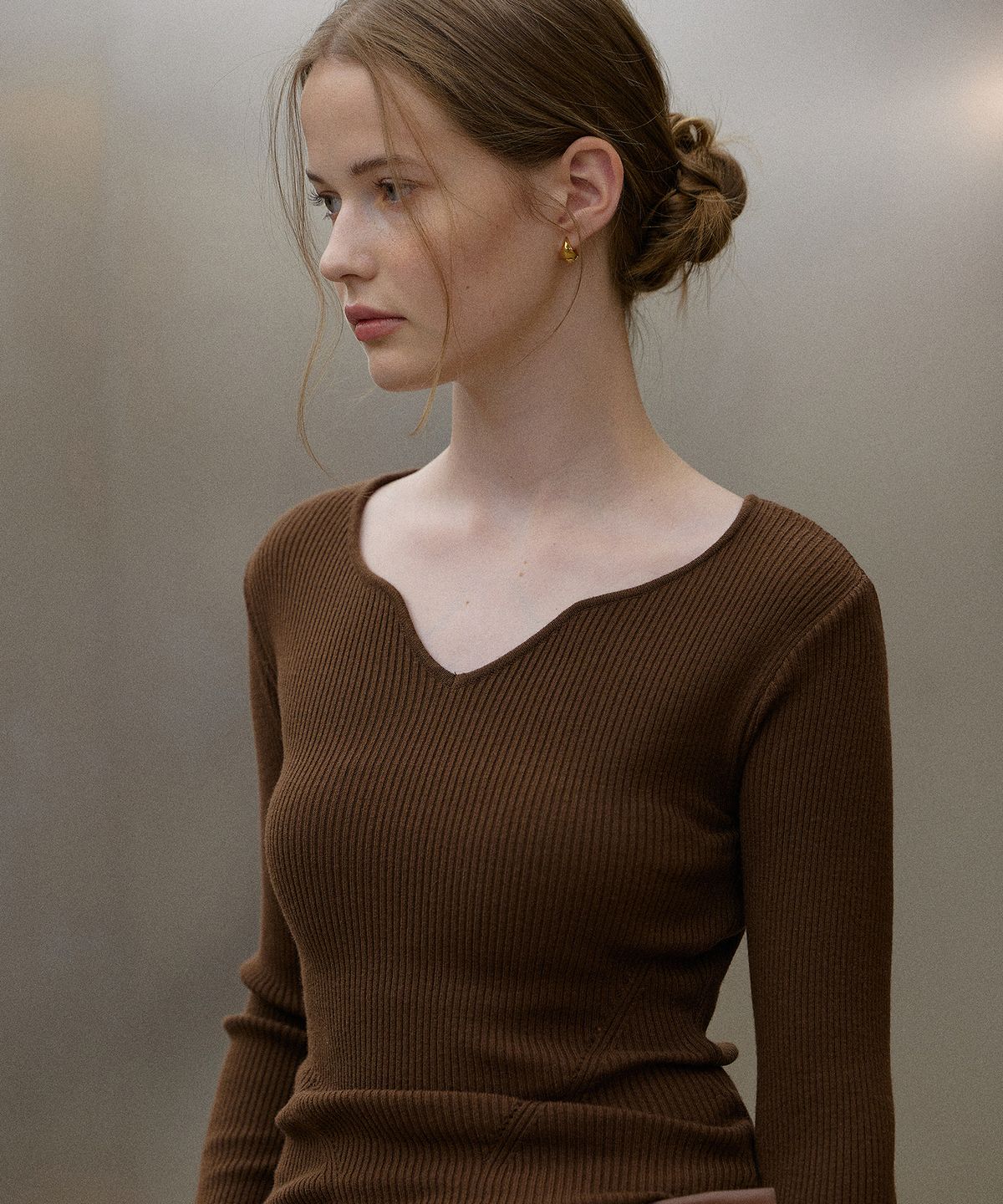 하우스 오브 폰드(HOUSE OF POND) Heart neck ribbed knit top (Brown)