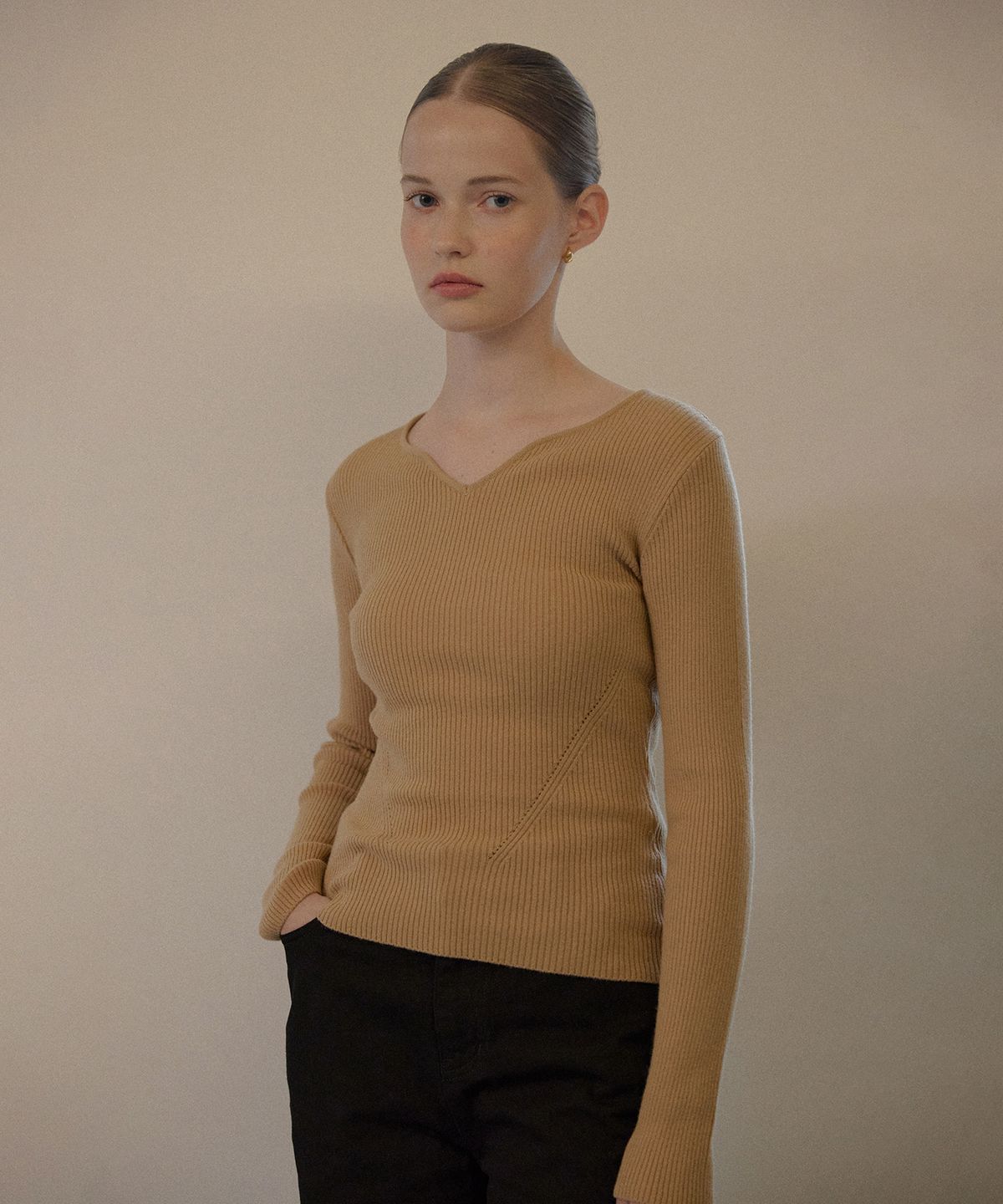 하우스 오브 폰드(HOUSE OF POND) Heart neck ribbed knit top (Beige)