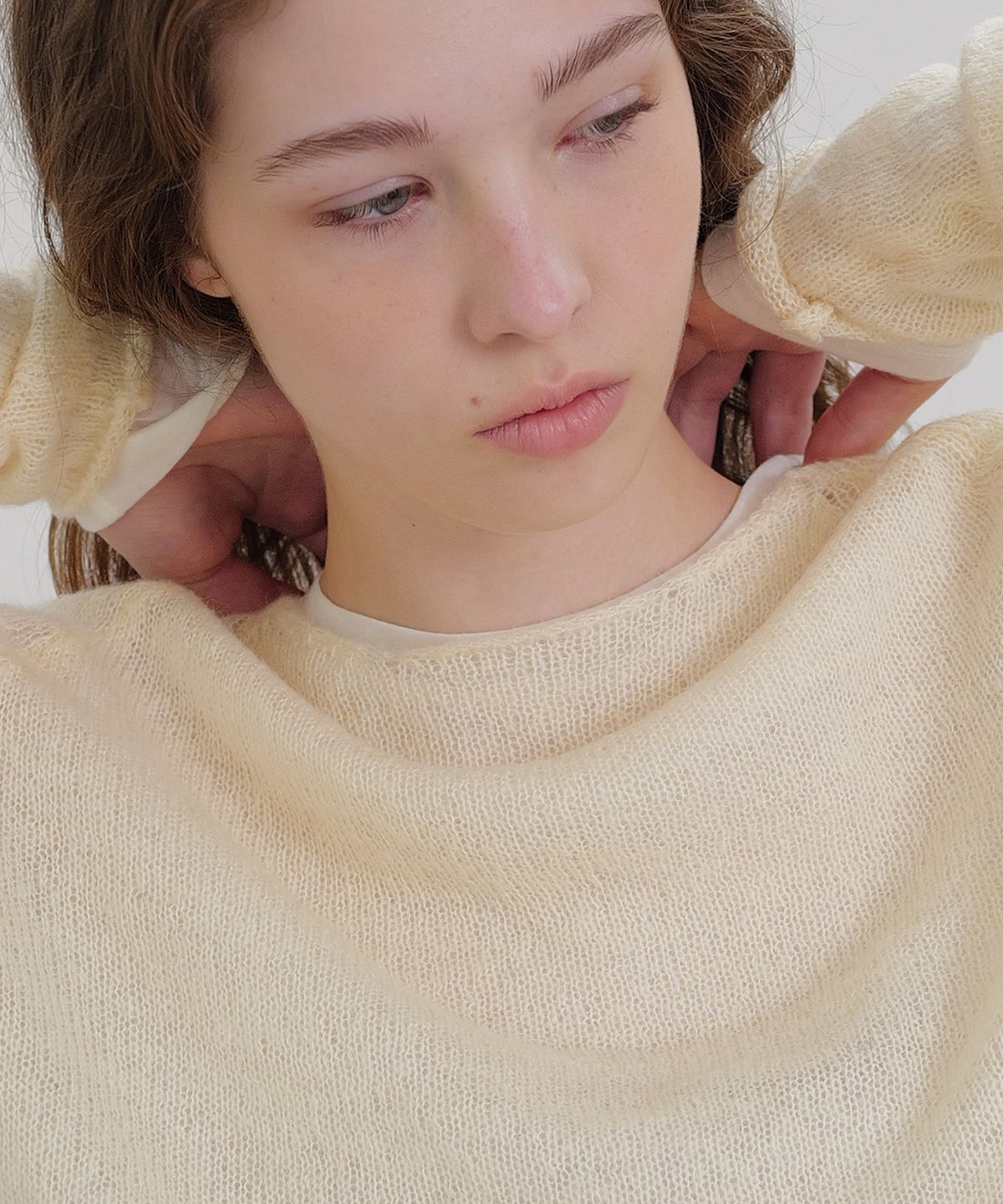앤니즈(ANDNEEDS) Boat neck sheer knit (ivory)