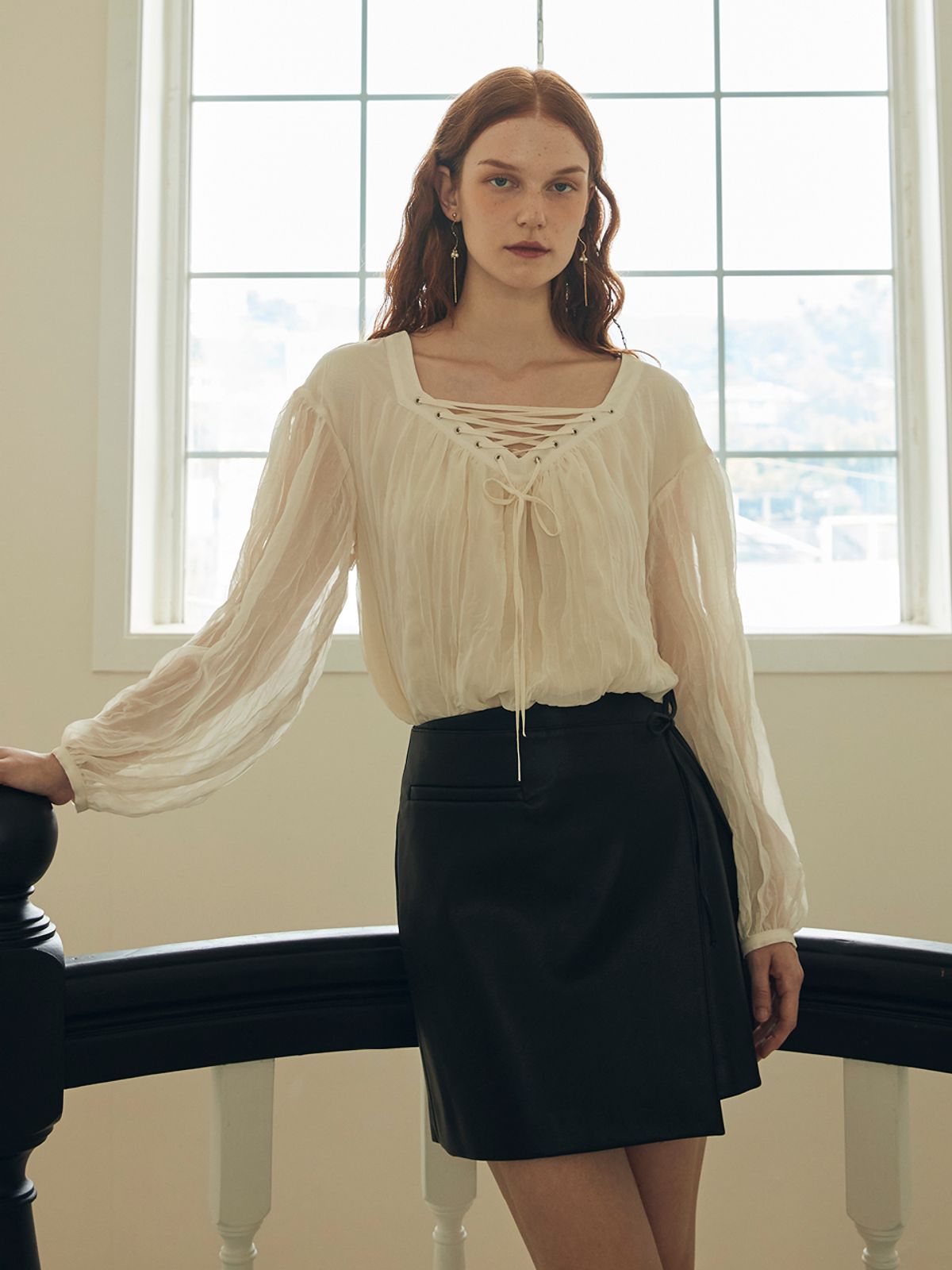 오앨(OUEL) LACE UP CHIFFON BLOUSE_CREAM