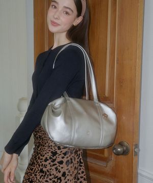 오로라 셔링 레더 더플백_티타늄실버