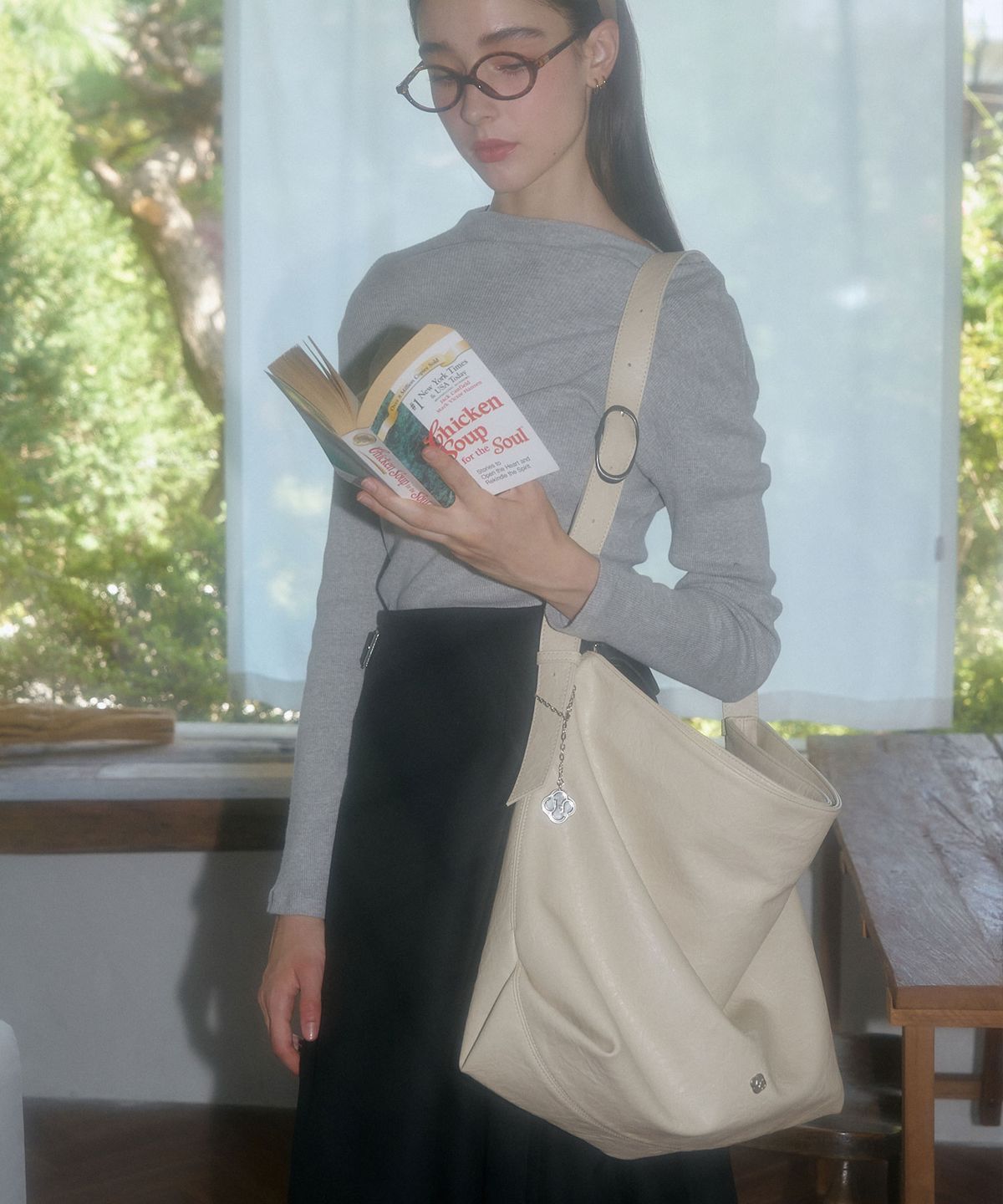 히어리(HEEARI) 테일 버클 빅백_아이보리