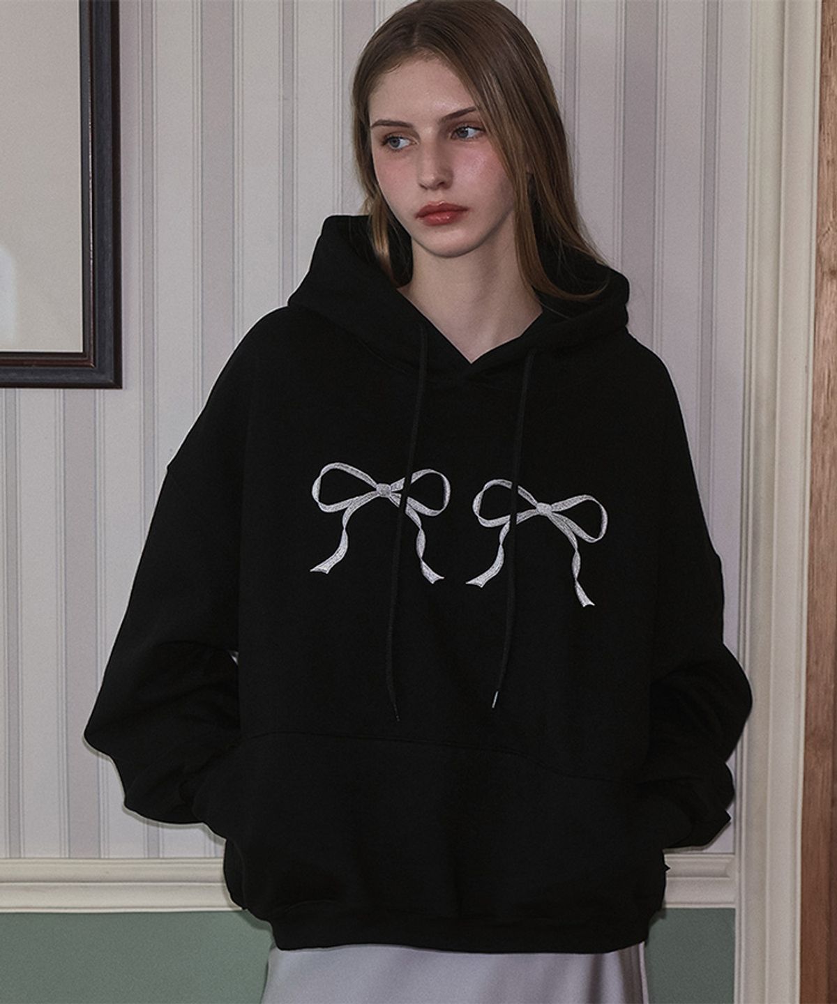 로제프란츠(ROSEFRANTZ) Twin Ribbon Embroidery Hoodie [Black]
