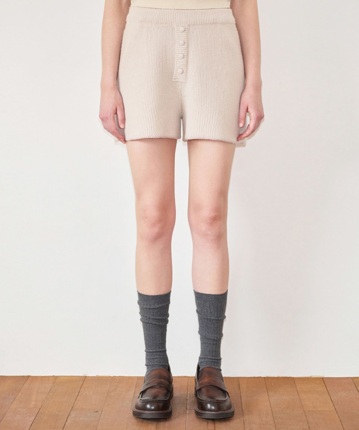 시눈(SINOON) Button Knit Shorts (Greyish Beige)