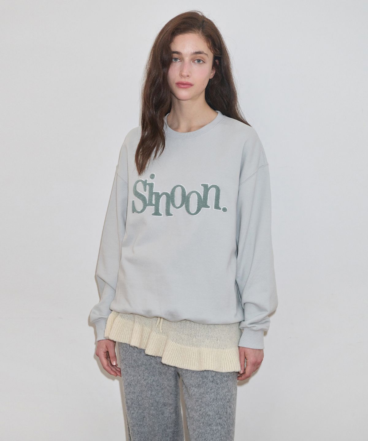 시눈(SINOON) Boucle Logo Sweatshirt (Greyish Blue)